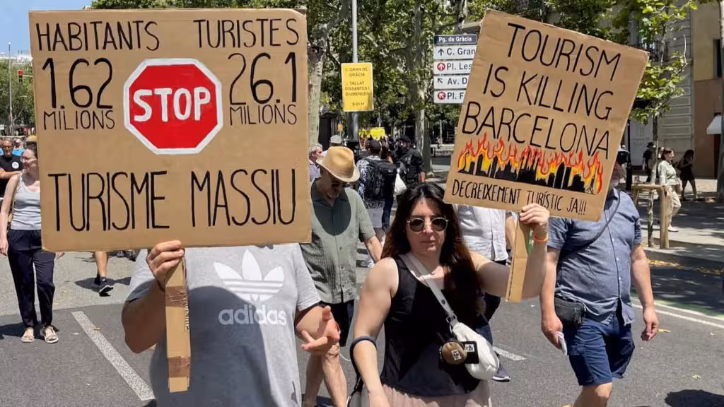 <p><b>Barselona aholisi turistlardan shaharni tark etishni talab qildi&nbsp;</b></p>