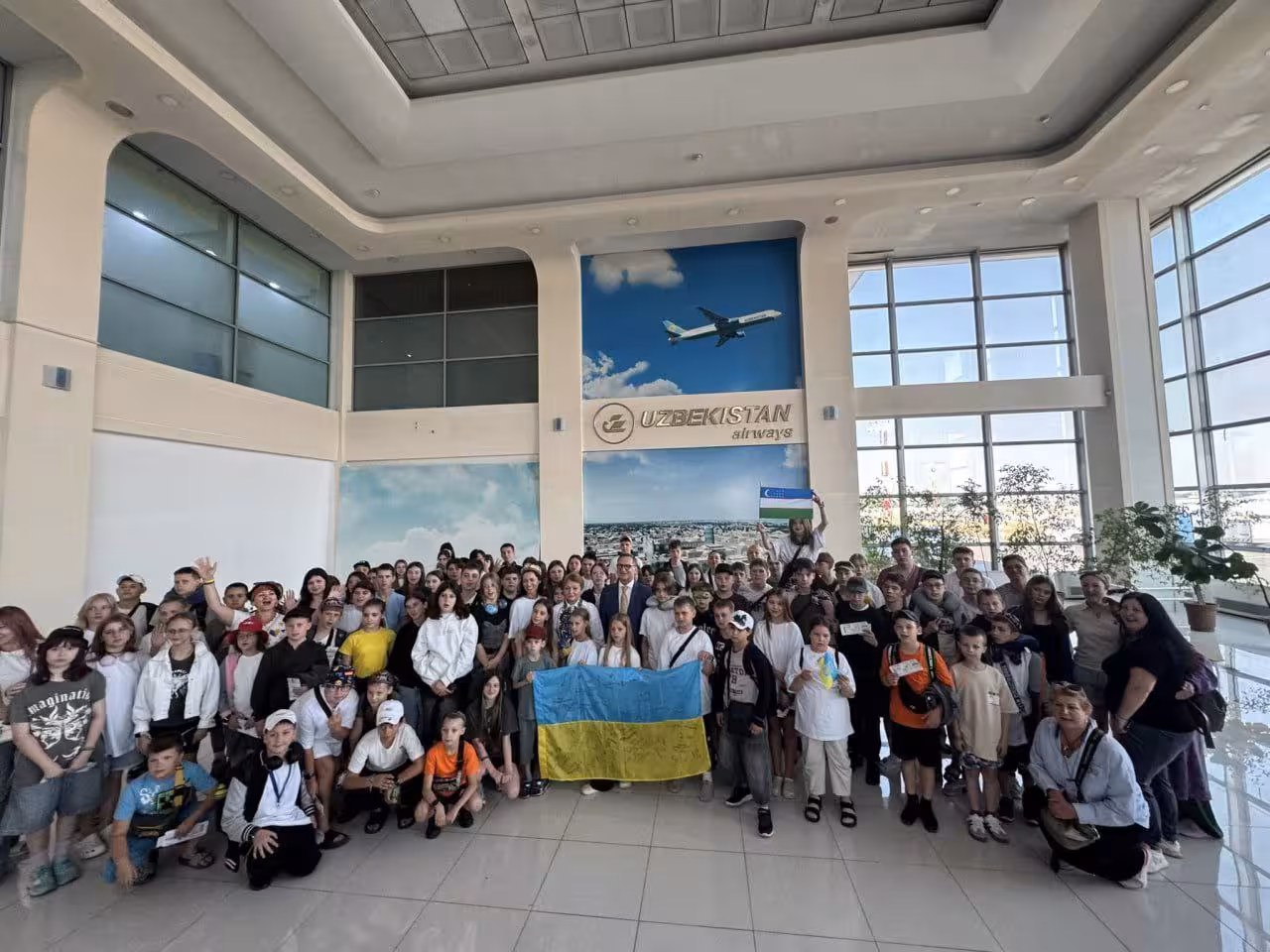 <p><b>O‘zbekiston ukrainalik bolalarga 2 mingta o‘quv qurollari to‘plamini sovg‘a qildi (foto)</b></p>