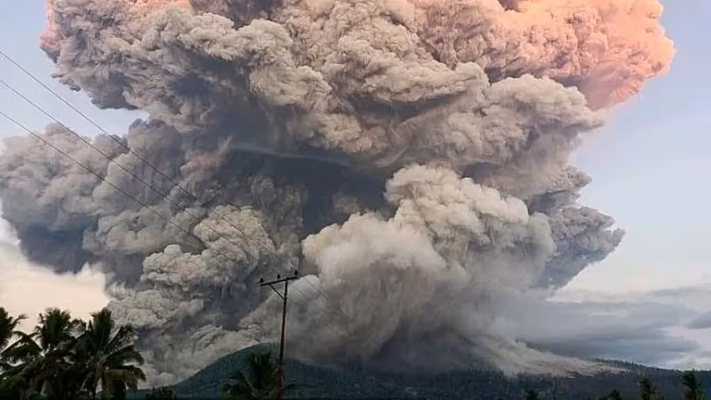 <p><b><strong>Indoneziyada Leotobi vulqoni otildi (video)</strong></b></p>