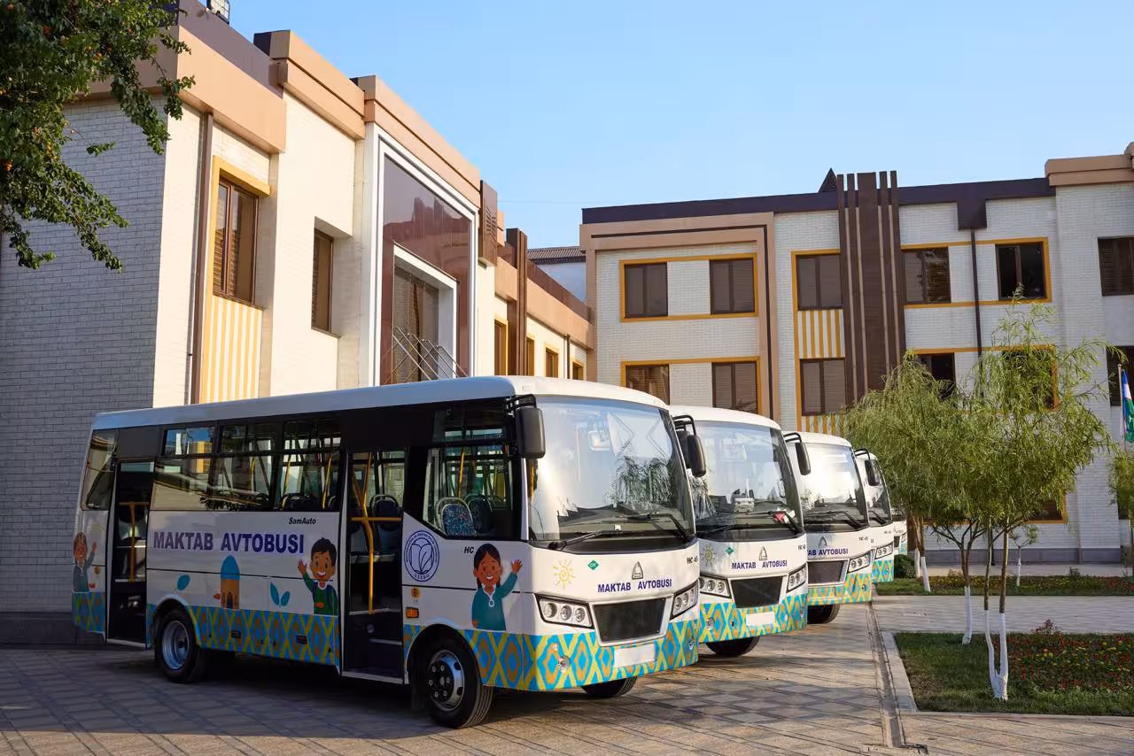 <p><b>Qo‘shrabot tumanidagi o‘quvchilar uchun 17 ta maktab avtobusi taqdim etildi</b></p>