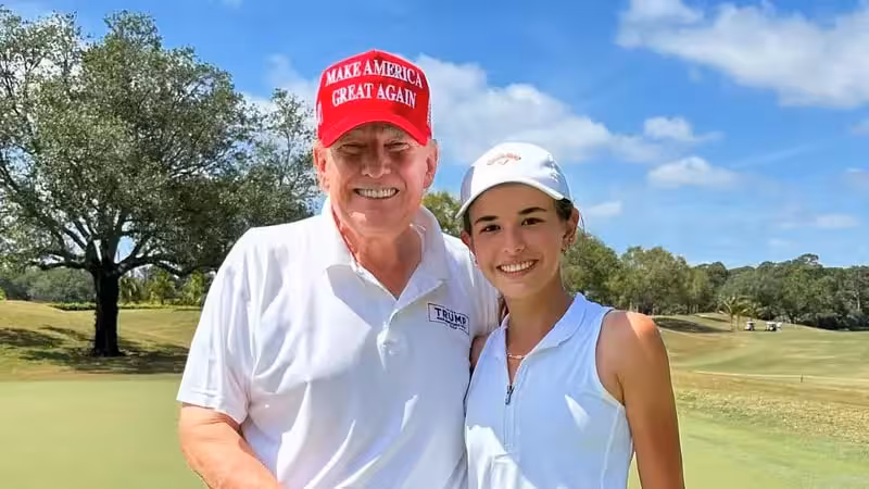 <p><b>Donald Trampning nabirasi qahvaxonada ishlamoqda</b></p>