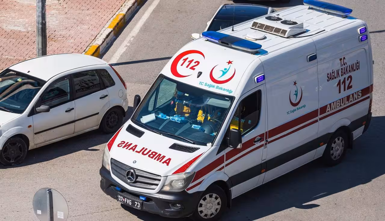 <p><b>Turkiyada 8-qavatdan tushib ketgan sayyoh o&lsquo;lib, so&lsquo;ngra tirildi</b></p>