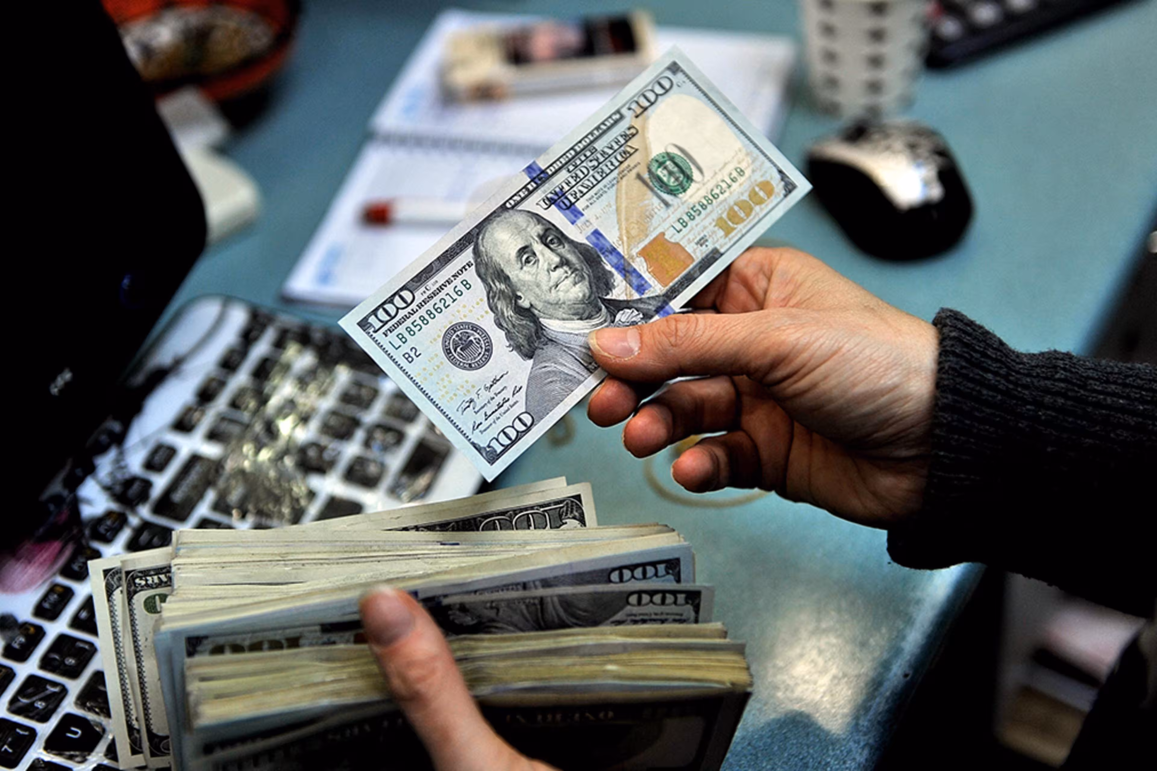 <p><b><strong>Dollar keskin qadrsizlanmoqda: bunga sabab nima?</strong></b></p>