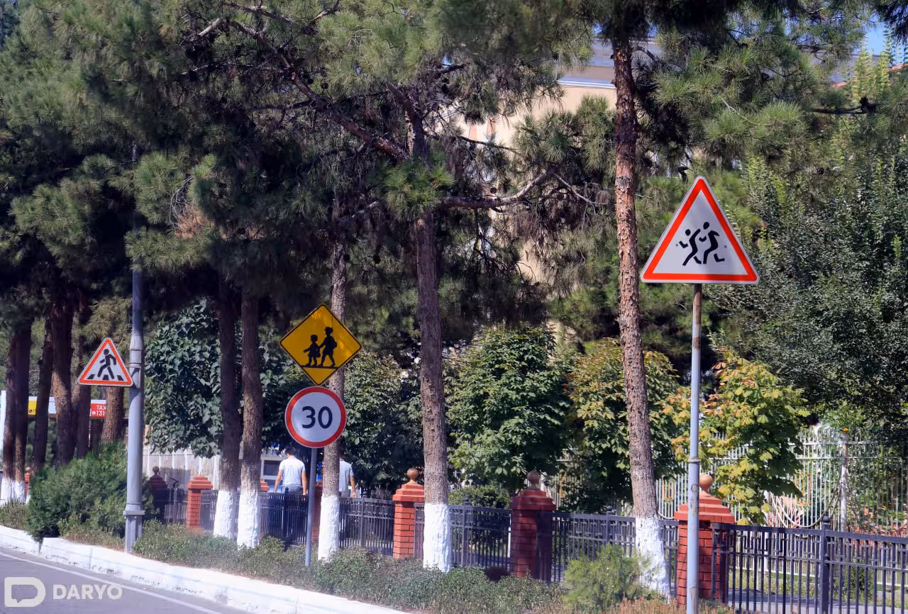 <p><b>Ortiqcha yo‘l belgilari, sifatsiz yo‘laklar: O‘zbekiston avtomobil yo‘llaridagi xavfsizlik o‘rganildi</b></p>