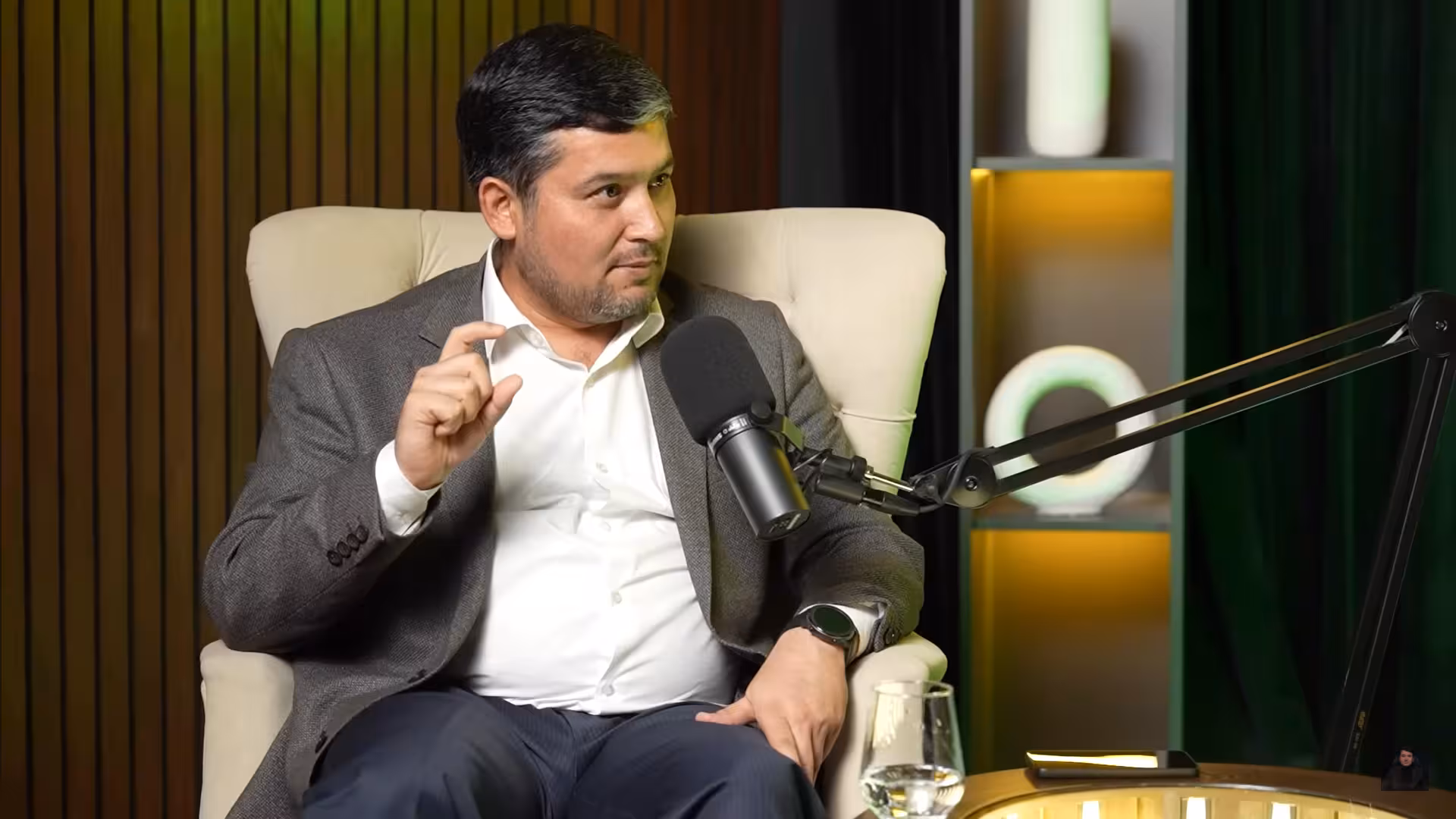 <p><b><strong>“Komadagi Oliy Majlisni tiriltirish kerak” — Hamid Sodiq davlatning tashqi bosimlarga dosh berishida parlament o‘rni muhimligini aytdi</strong></b></p>