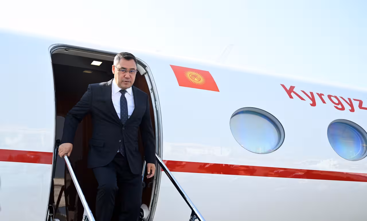 <p><b><strong>“Prezident Sadir Japarov uch kundan buyon samolyotda uxlamoqda” — Qamchibek Tashiyev</strong></b></p>
