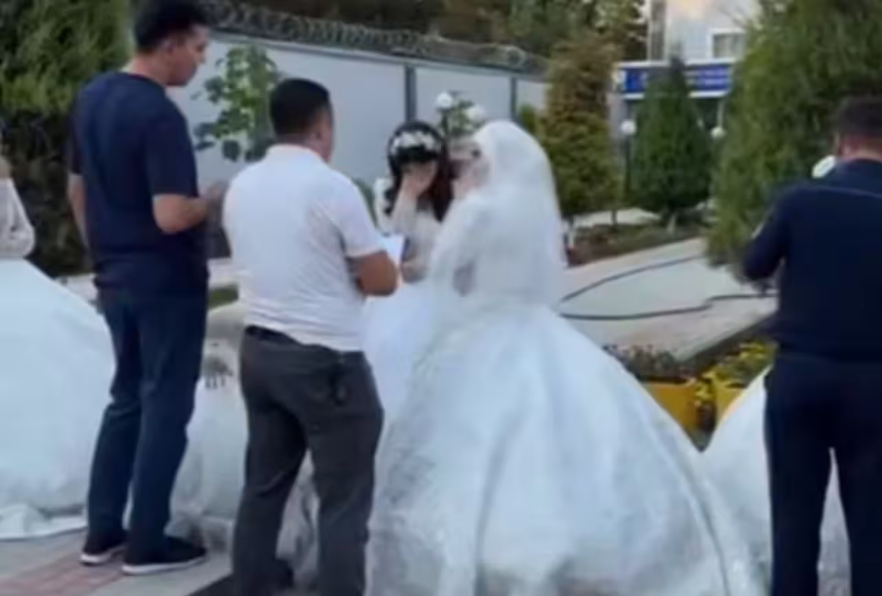 <p><b>Jizzaxda qizlar kelin ko‘ylakda “tomosha ko‘rsatgan”i yuzasidan huquqbuzarlarga chora ko‘rildi</b></p>