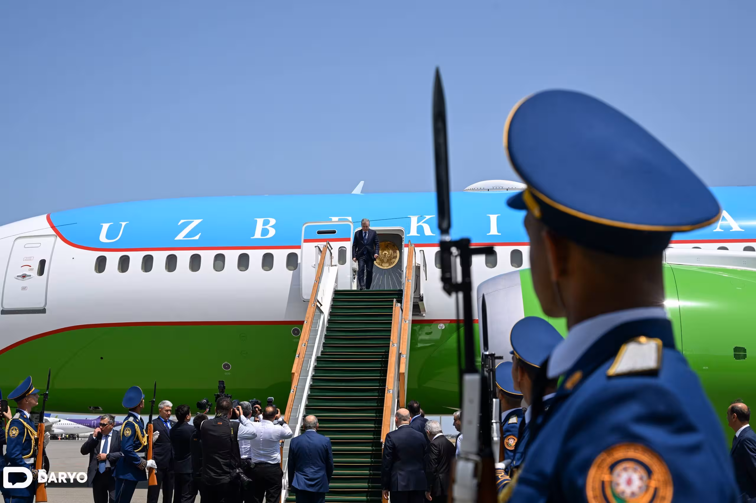 <p><b>Shavkat Mirziyoyev Ozarbayjonga davlat tashrifi bilan keldi (foto)</b></p>