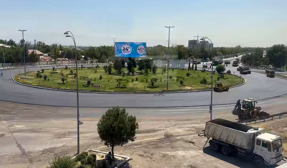 <p><b>Toshkentda Rohat aylanma yo‘li vaqtincha yopilgani sabab tirbandliklar yuzaga keldi (video)</b></p>