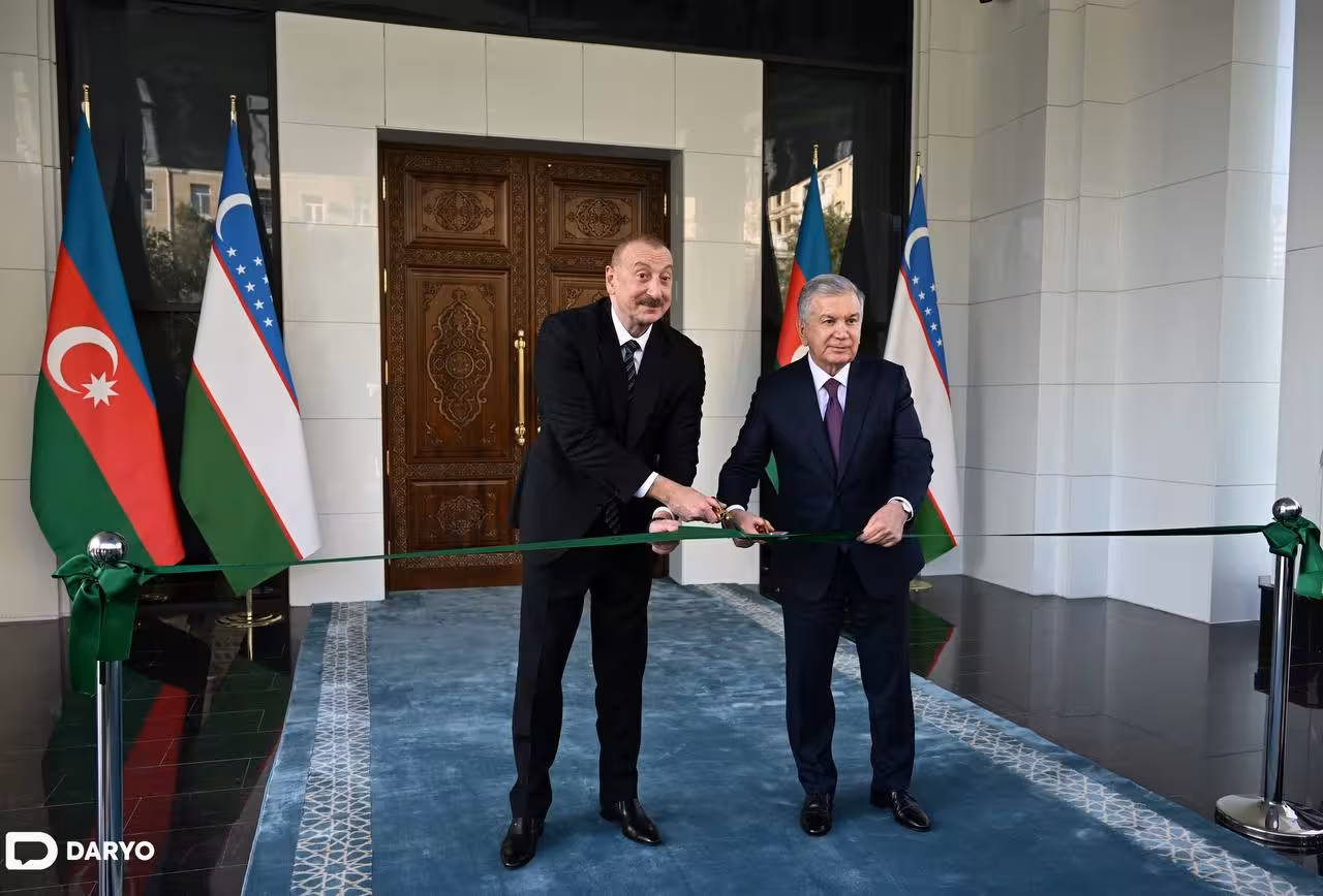 <p><b><strong>Shavkat Mirziyoyev va Ilhom Aliyev O‘zbekistonning Bokudagi elchixonasi yangi binosini ochib berdi (foto)</strong></b></p>