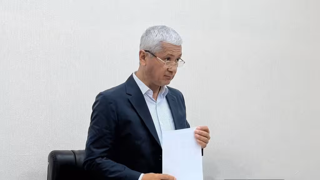 <p><b></b><strong>Sharof Rashidov tumani hokimi Mahmud Xolbo‘tayev pora bilan ushlandi</strong></p>