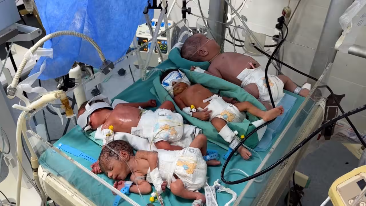<p><b>G‘azoda yonilg‘i tanqisligi tufayli 4 nafar chaqaloq bitta inkubatorga joylashtirildi (video)</b></p>