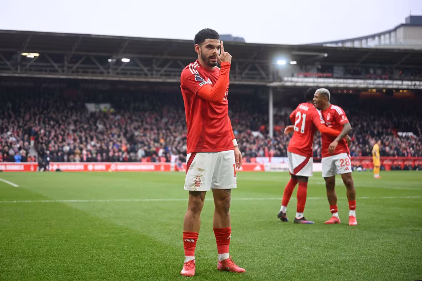 <p><b>“Tottenhem” “shaharliklar” qiziqish bildirayotgan futbolchiga ega chiqish niyatida — Romano</b></p>