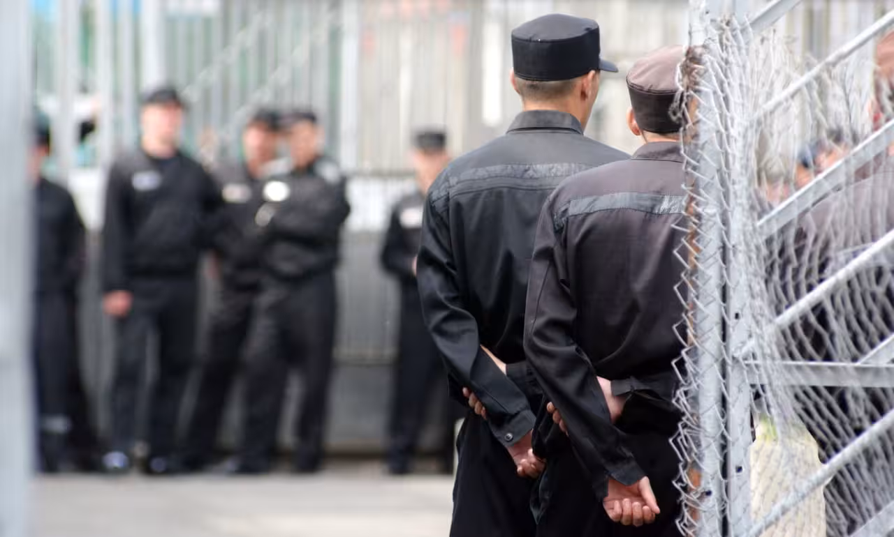 <p><b>Rossiya hibsga olinganlarni urushga jo‘natgan politsiya xodimlariga pul to‘laydi</b></p>