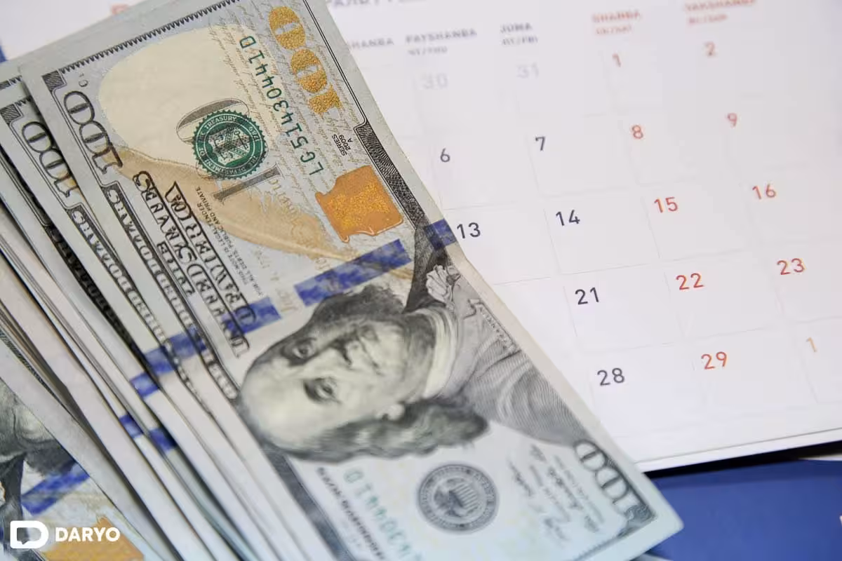 <p><b>O&lsquo;zbekistonda dollar rasmiy kursi yana tushdi</b></p>
