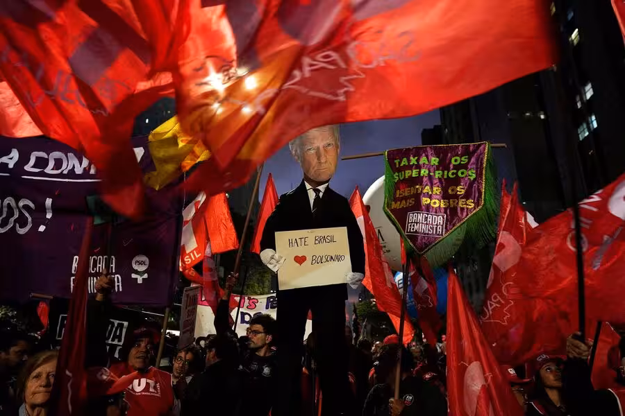 <p><b><strong>Braziliyada namoyishchilar Tramp qiyofasidagi qo‘g‘irchoqni yoqib yubordi</strong></b></p>