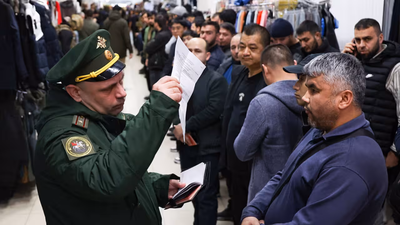 <p><b><strong>Rossiyada migrantlarga qo‘shimcha to‘lovlar joriy etiladi</strong></b></p>