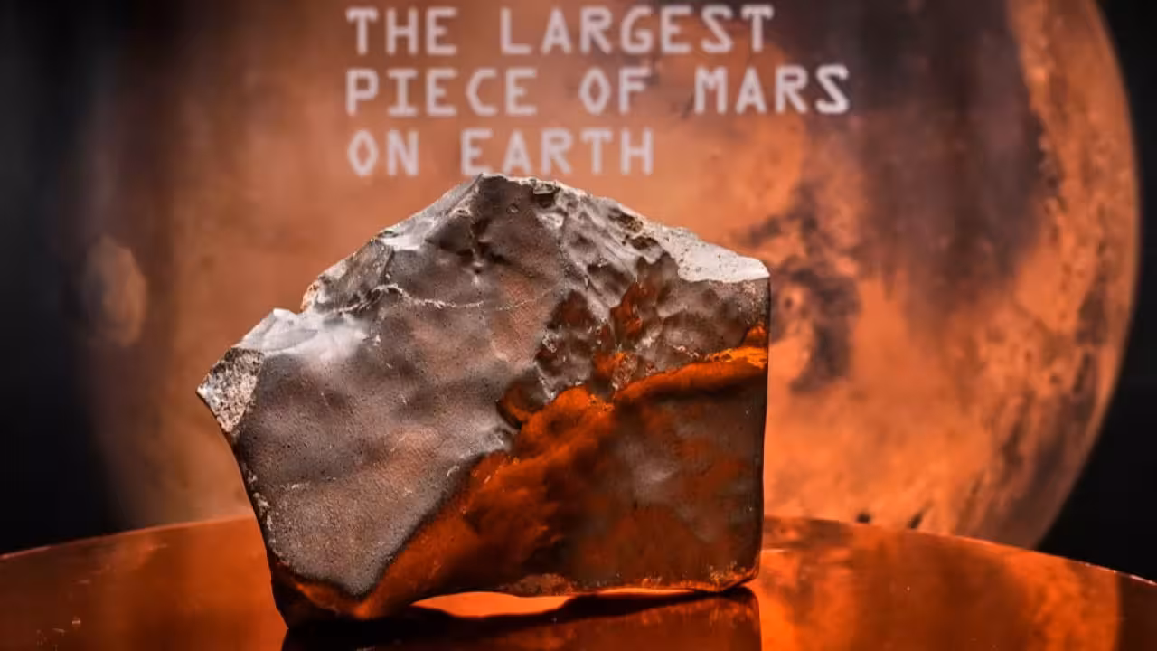 <p><b>Nyu-Yorkdagi kimoshdi savdosida Marsdan qulagan eng katta meteorit sotiladi</b></p>
