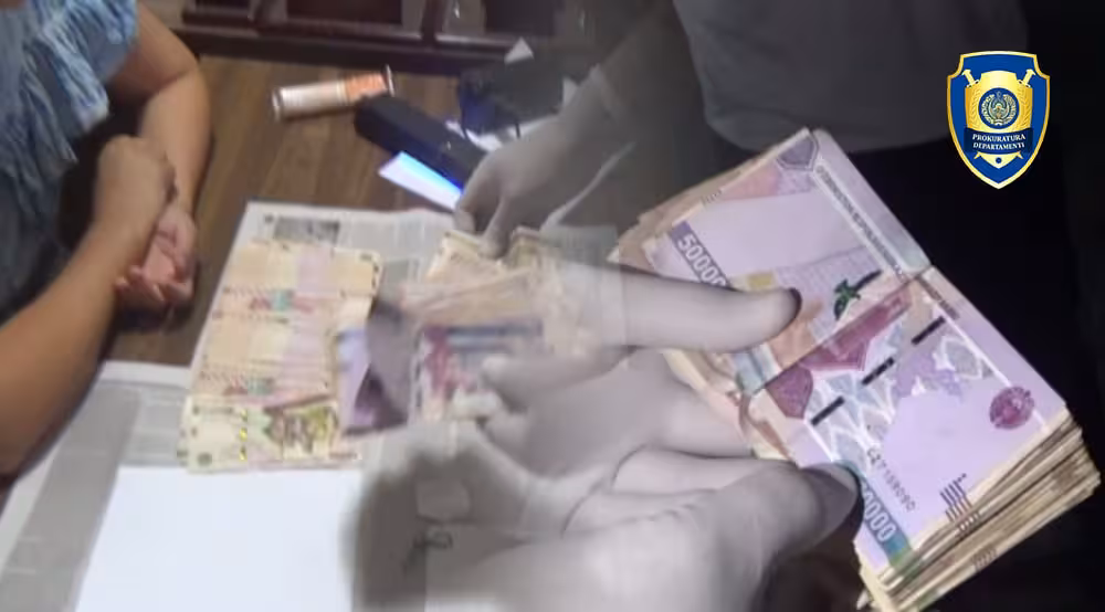 <p><b>Qoraqalpog‘istonda talabalarni yakuniy imtihondan o‘tkazib berishini va’da qilgan universitet o‘qituvchisi pora bilan ushlandi</b></p>