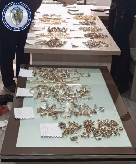 В Узбекистане задержан гражданин, пытавшийся незаконно ввезти в страну 859 ювелирных изделий под одеждой