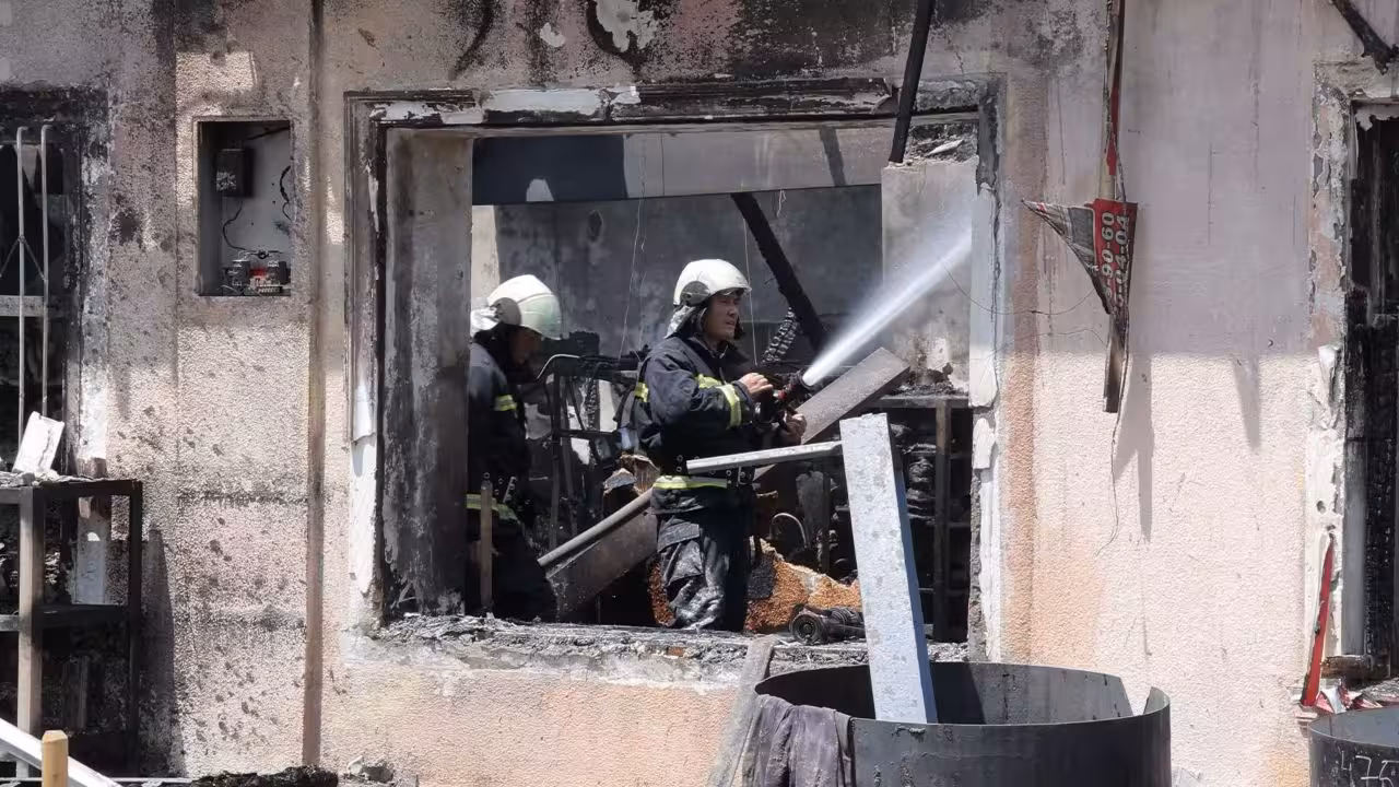 В Кибрае полностью сгорел магазин строительных материалов (репортаж)