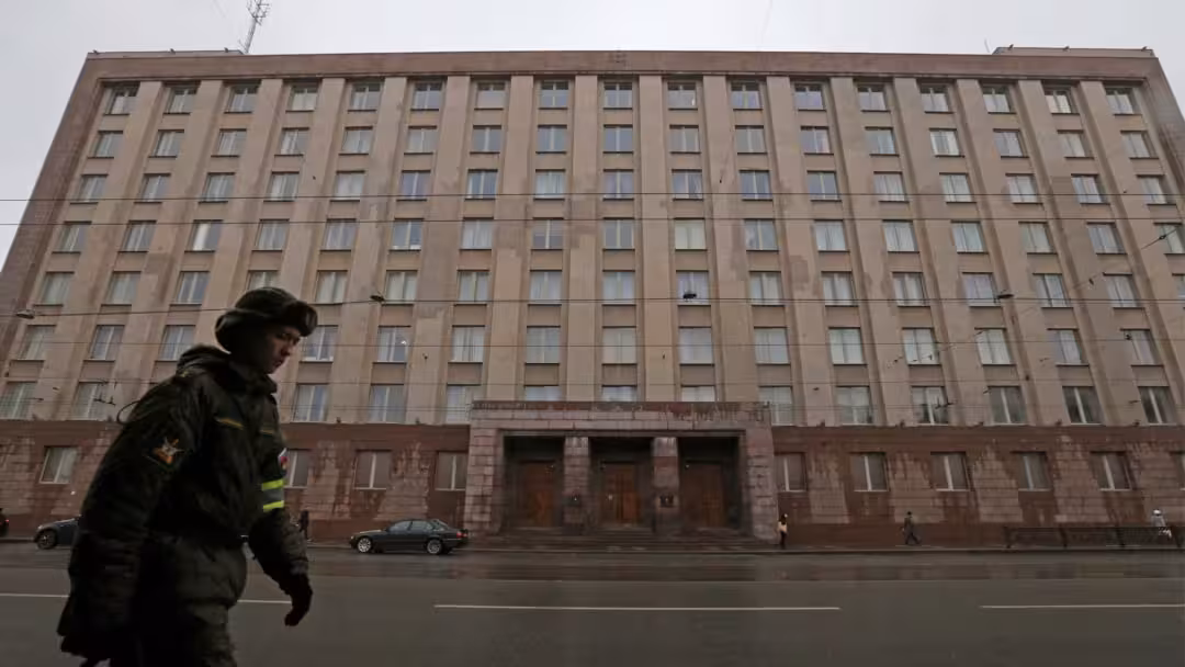 Sankt Peterburgda FSB binosi yonida raqsga tushgan amerikalik sayyohlar qo‘lga olindi