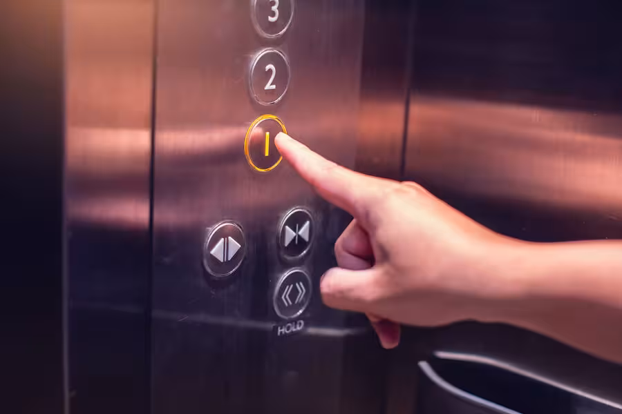 AQSHda lift texnik nosozlik tufayli jarrohning boshini uzib tashladi 
