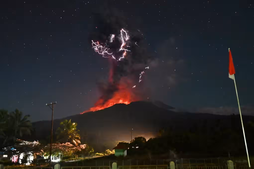 Indoneziyada Levotobi Laki Laki vulqoni otildi (video)