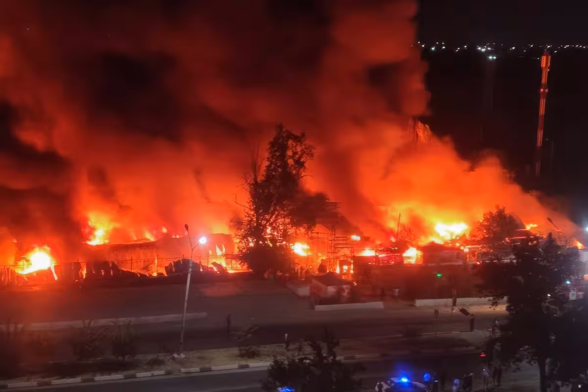 Toshkentdagi &ldquo;Uch qahramon&rdquo; bozorining 40 foizi yonib ketgani maʼlum bo&lsquo;ldi