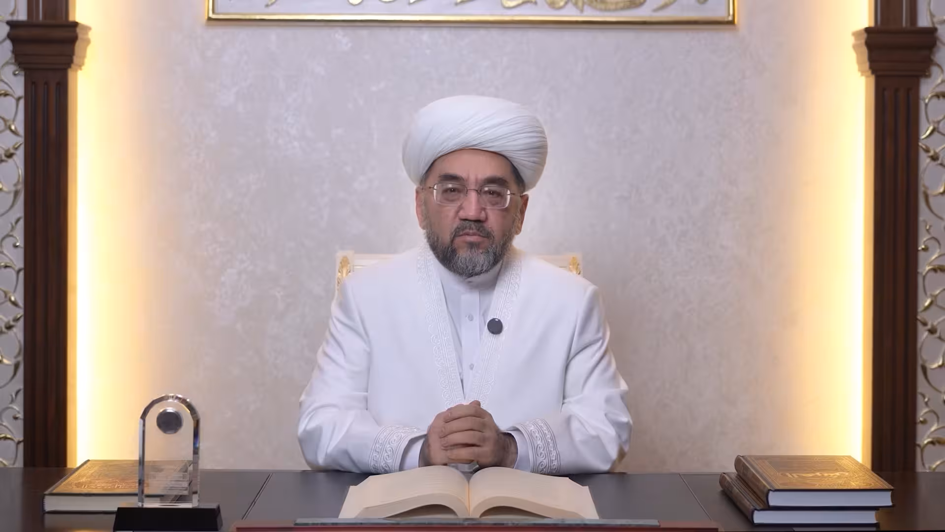 “Soxta daʼvatchilar yoshlarni oilasi va vatanidan judo qilmoqda” — muftiy hozir hijrat qilish mantiqsiz ekanini aytdi
