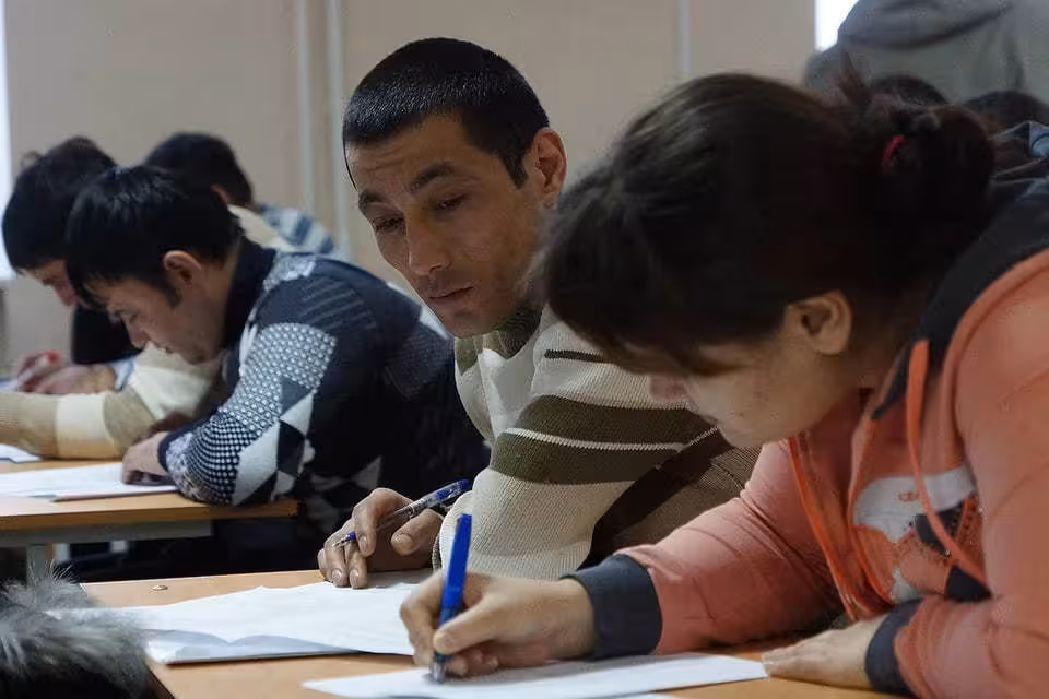 Rossiyada migrantlar imtihoniga ayollar bilan muloqot qilish qoidalarini kiritish taklif etildi