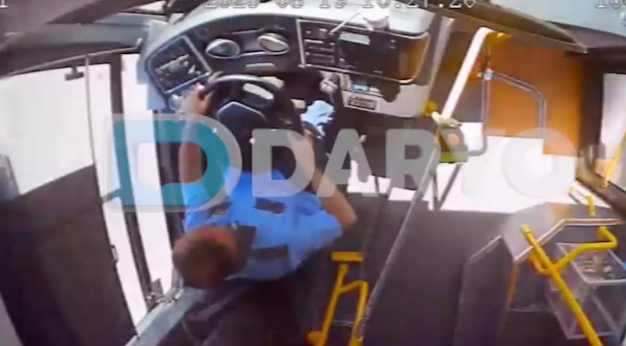 Ангрендаги ЙТҲда автобус ҳайдовчиси ойнадан отилиб кетди (видео)