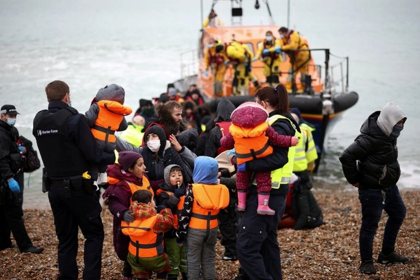 Britaniya noqonuniy migrant va qochqinlarni sobiq harbiy bazalarga joylashtiradi — Telegraph