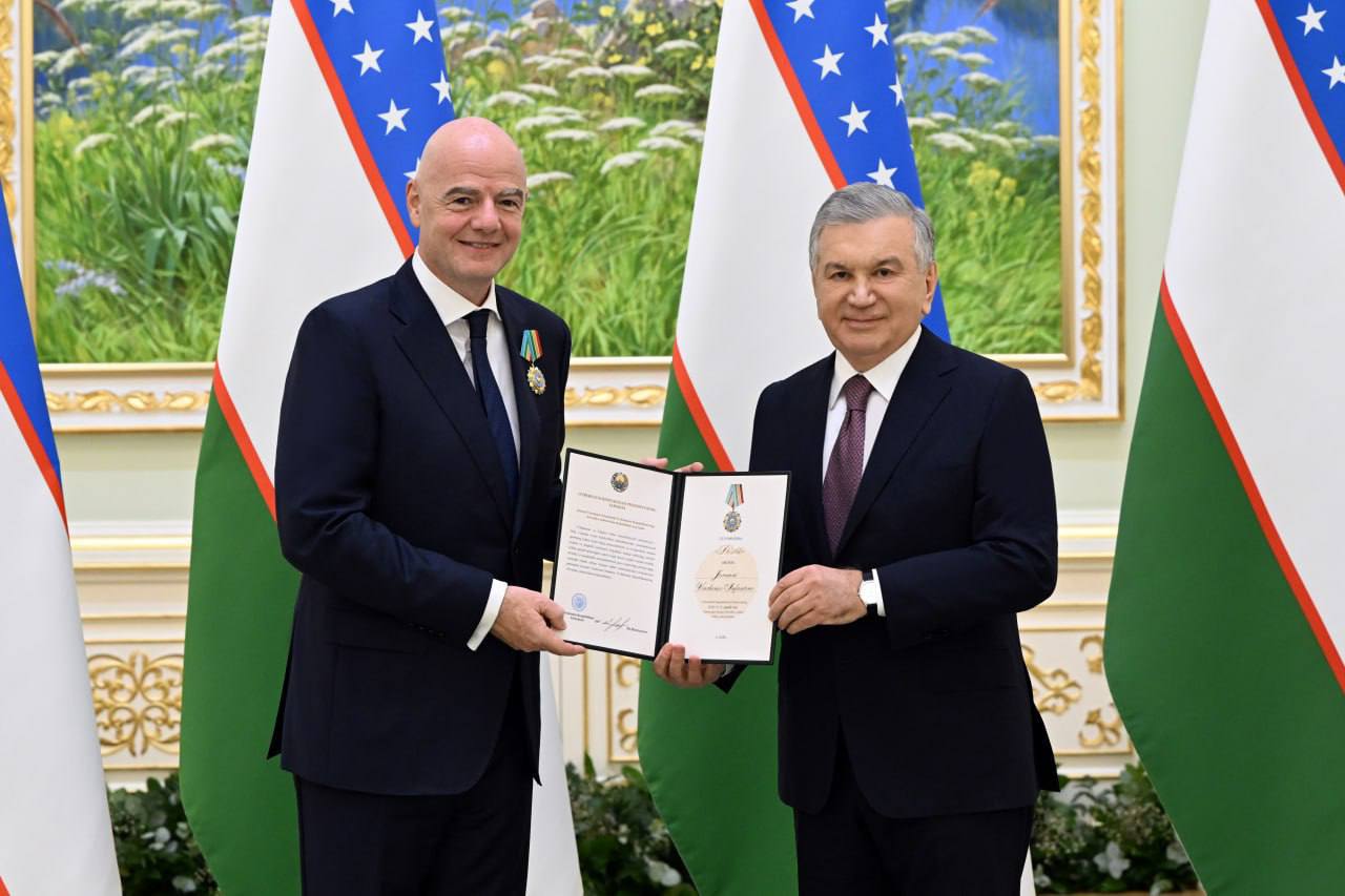Shavkat Mirziyoyev FIFA rahbarini “Doʻstlik” ordeni bilan mukofotladi