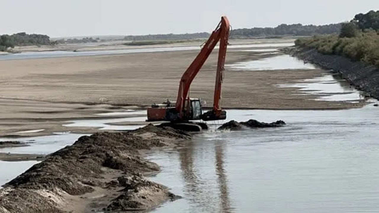 Kazakhstan begins clearing waterways to replenish Aral Sea