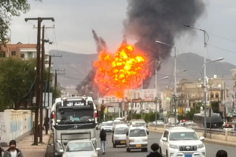 Isroil Yamanga aviazarba berdi: 35 kishi halok bo‘ldi (video)