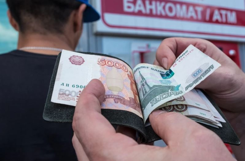 Rossiya migrantlarning xorijga pul o‘tkazmalarini cheklamoqchi