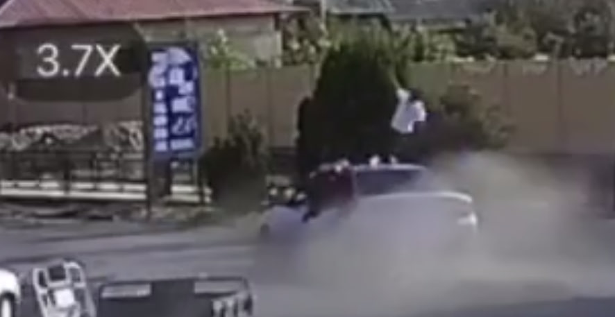 Andijonda Nexia haydovchisi yuqori tezlikda moped va velosipedchini urib yubordi (video)
