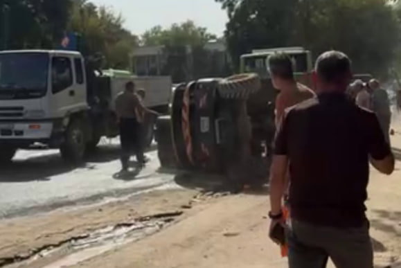 Toshkentda yer cho‘kib, avtobus tiqilib qoldi. Uni chiqargani kelgan maxsus texnika ag‘darilib tushdi (video)