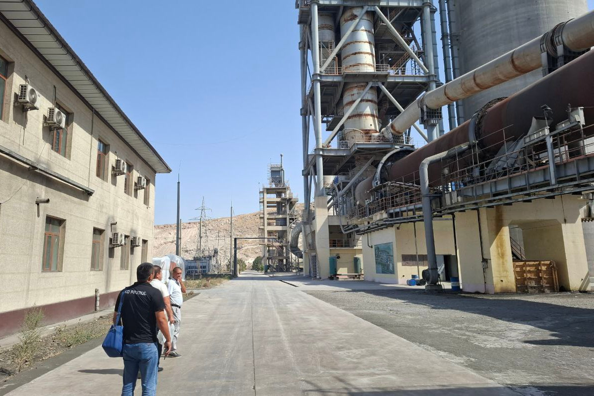 Андижонда ижтимоий тармоқдаги мурожаат ортидан цемент заводи фаолияти вақтинча тўхтатилди