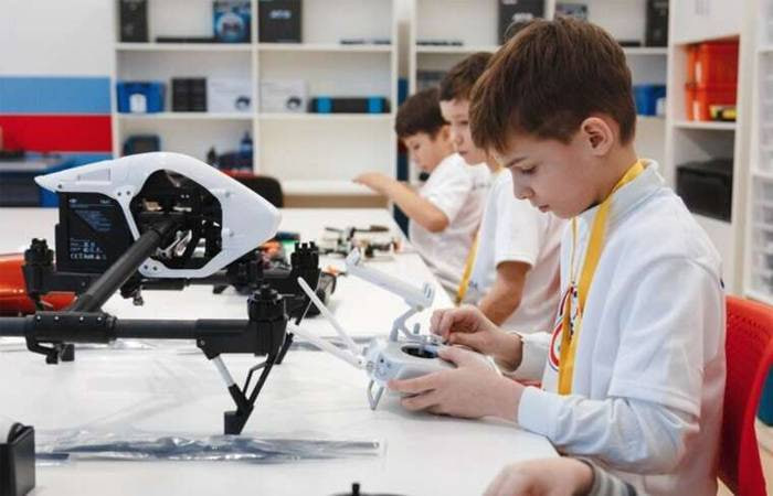 Litvada maktab o‘quvchilariga dronlarni boshqarishni o‘rgatish boshlandi