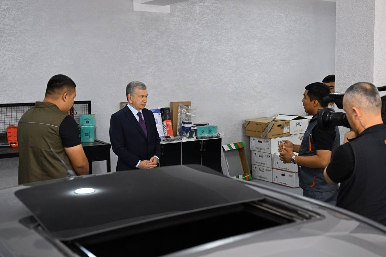 Shavkat Mirziyoyev Namangandagi sanoat va servis zonasida ustalar bilan suhbatlashdi