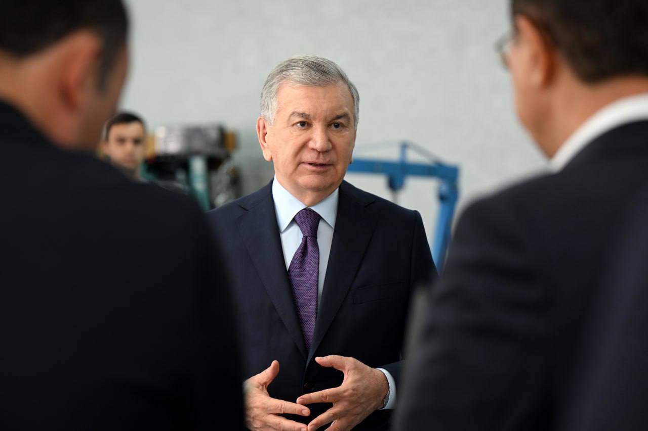 Шавкат Мирзиёев посетил сервисные центры по обслуживанию автомобилей и пообщался с мастерами