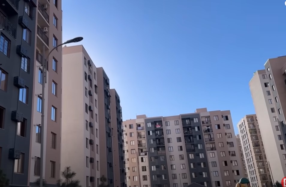 Toshkentda ayol ikki farzandi va o‘zini ko‘pqavatli uy derazasidan tashladi 