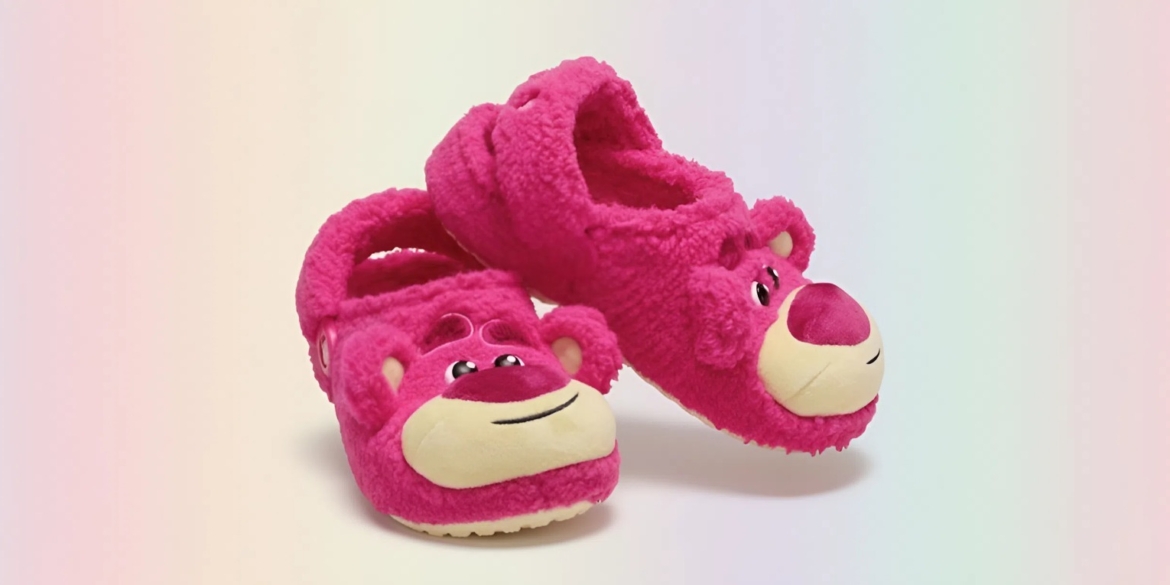 Crocs va Pixar “O‘yinchoqlar tarixi” 30 yilligiga bag‘ishlab Lotso obrazidagi shippaklarni taqdim etdi (foto)