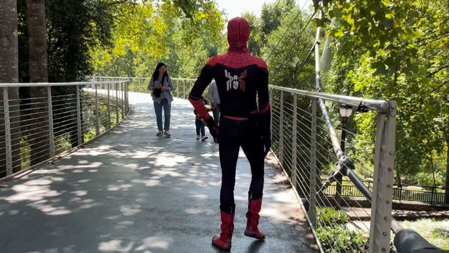 АҚШда ўн саккиз ёшли йигит ўргимчак одам костюмида икки кишини қутқарди (фото)