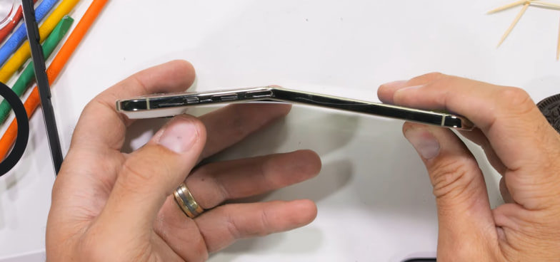 Техноблогер iPhone Air’ни синдиришга уринди— смартфон анча бақувват бўлиб чиқди