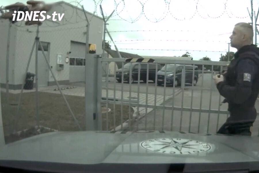 Chexiyada politsiyadan qochgan o‘g‘ri devordan oshib, politsiya bo‘limi hududiga tushib qoldi