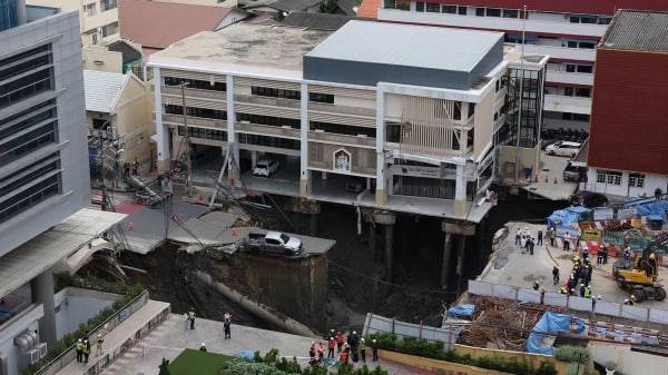 Таиландда шаҳар йўлининг қулаши натижасида 50 метрлик чуқур пайдо бўлди