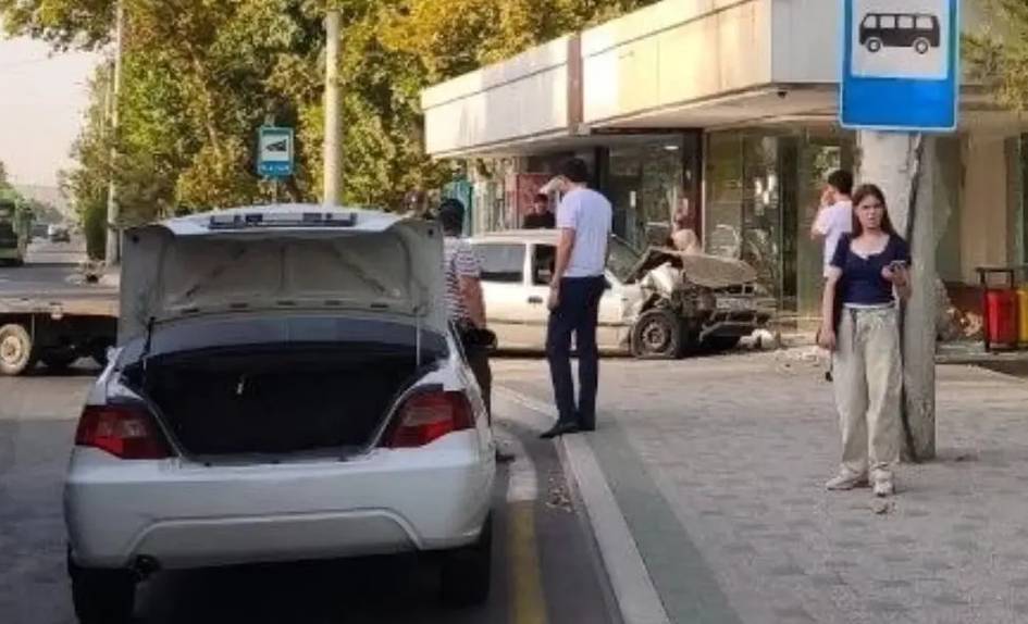 Bir kunning oʻzida Toshkentda ikkita mashina avtobus bekatlariga borib urildi